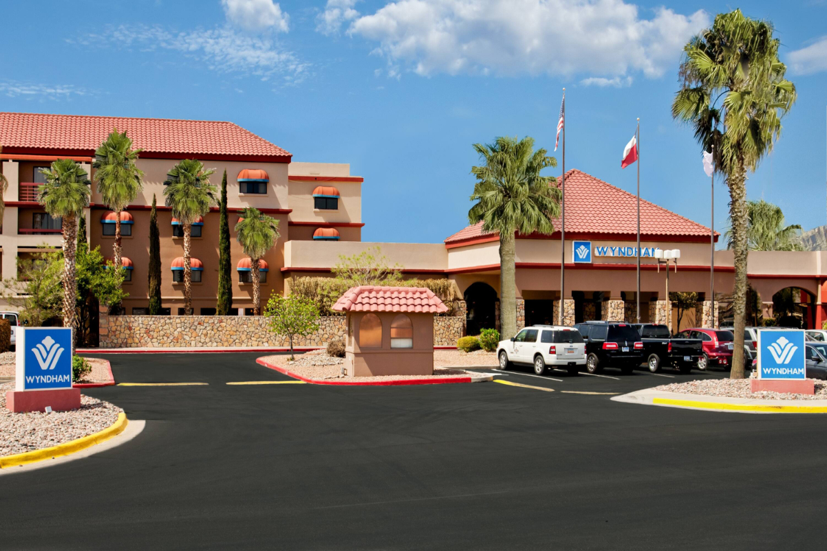 Exterior of Wyndham El Paso Airport Hotel in Texas, a state with a large number of infrastructure projects requiring group bookings in 2024. Source: Wyndham.