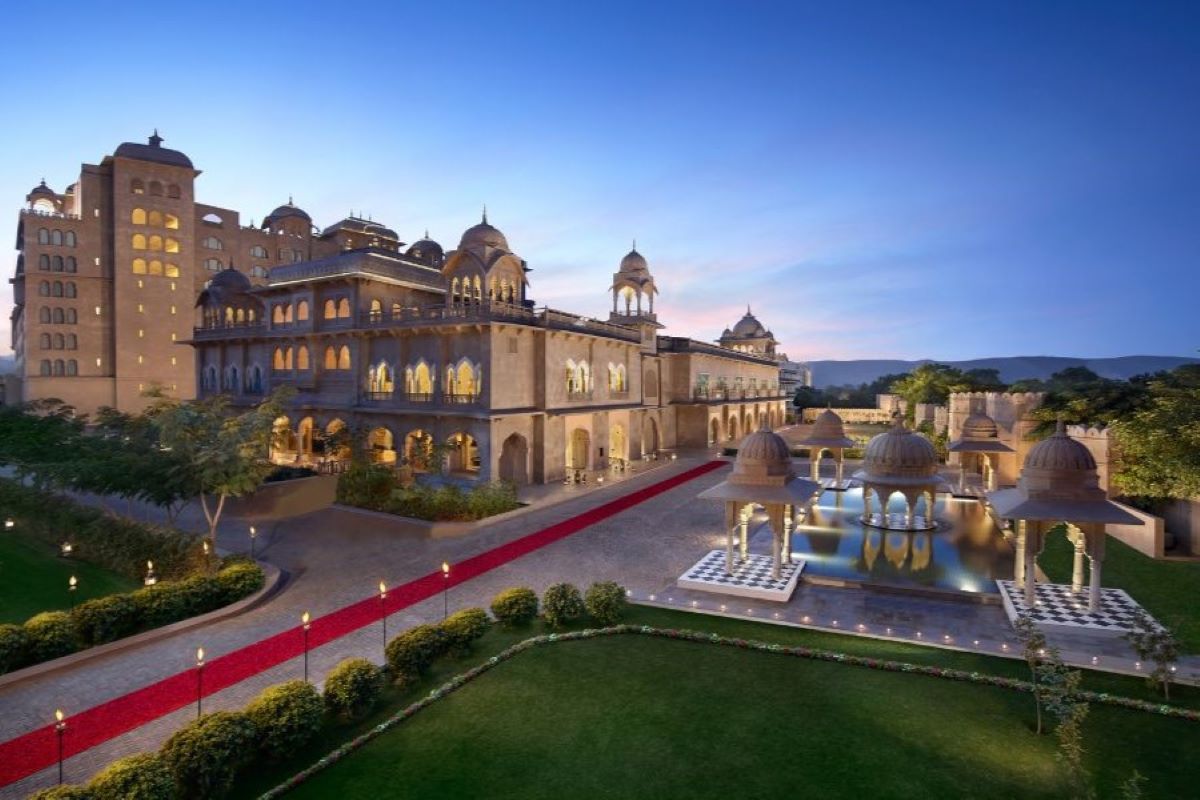 Fairmont Jaipur and Raffles Udaipur in Rajasthan are known to be among the most prominent luxury wedding venues in India. 