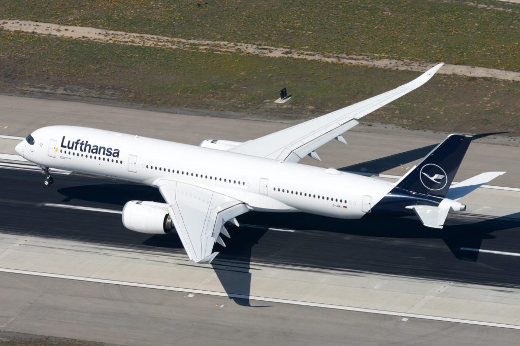 A Lufthansa Airbus A350