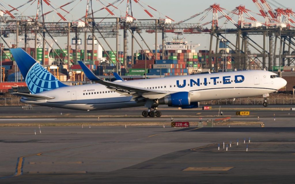 A United Airlines Boeing 767