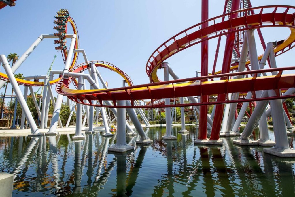 Knott's Berry Farm, Cedar Fair, Six Flags