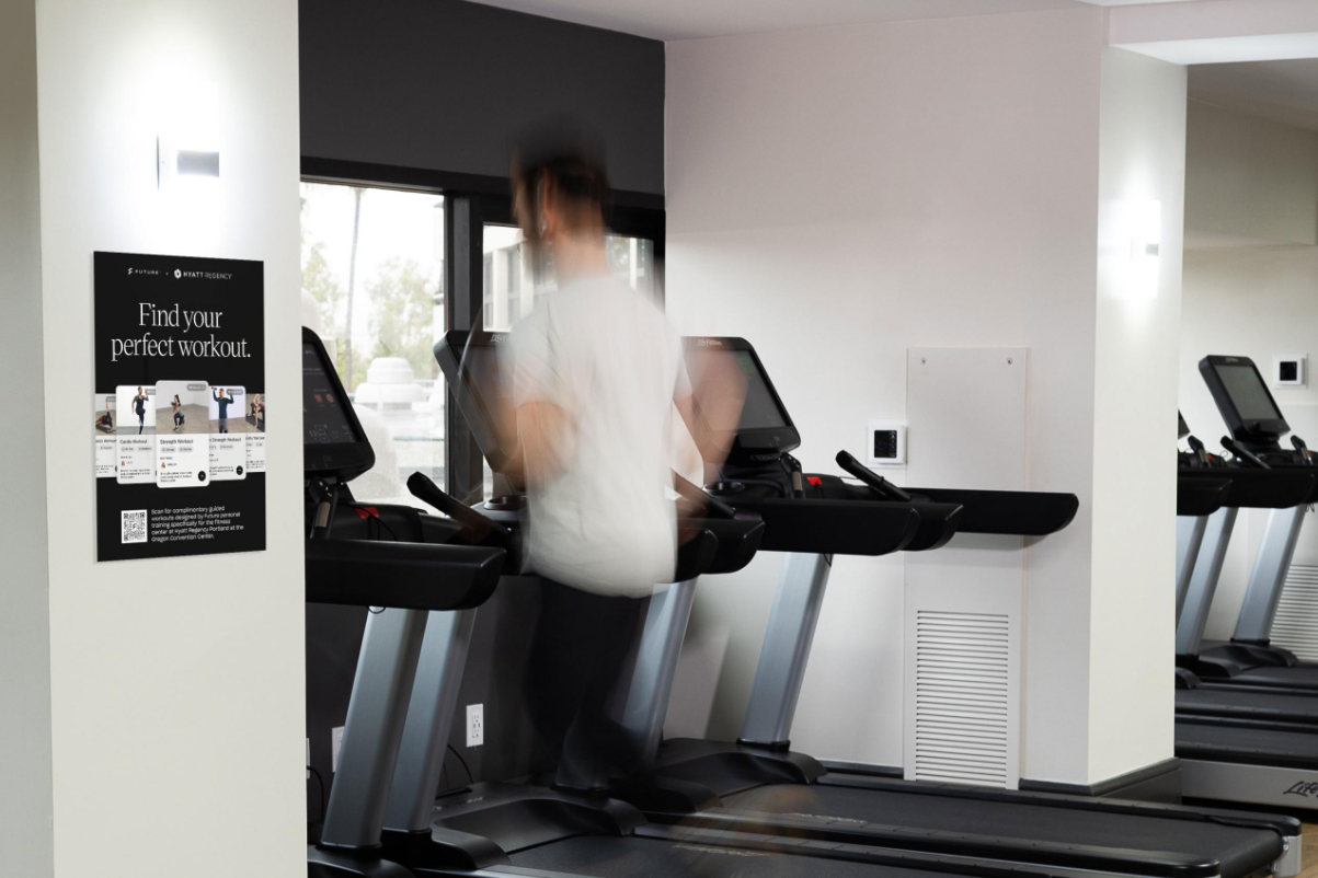 a dude runs on a treadmill at a Hyatthotel