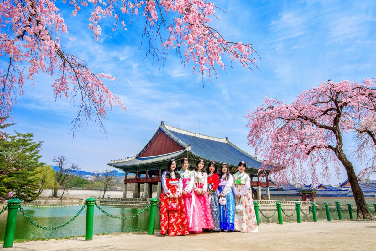 Tourists wearing the traditional Korean clothing Hanbok at Gyeongbokgung Palace.