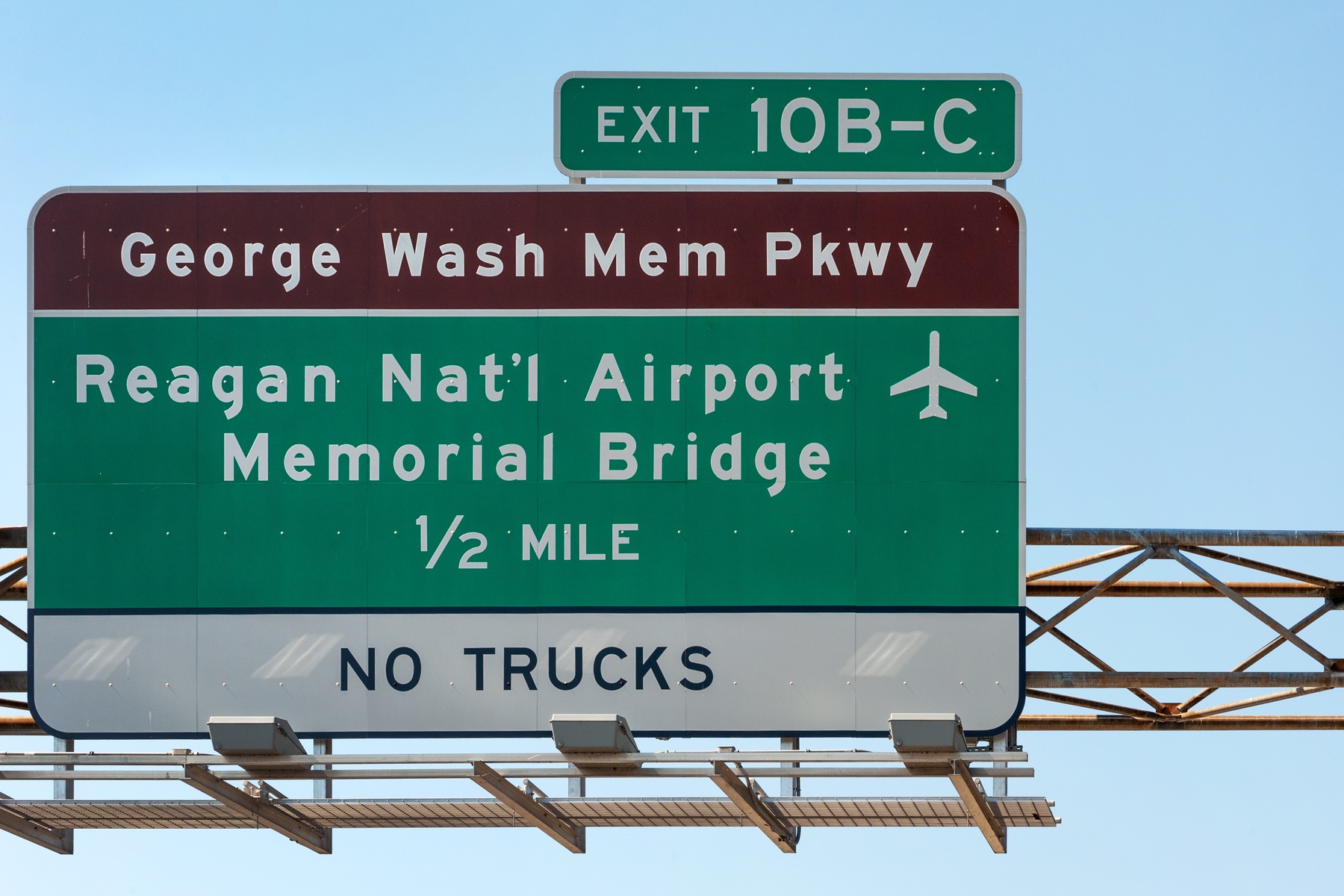 a highway road sign directing to the airport