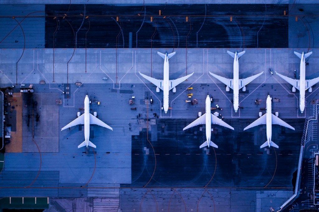 나반, 수익 부진 및 CFO 사임에 주가 폭락. 비자 계정 확보.