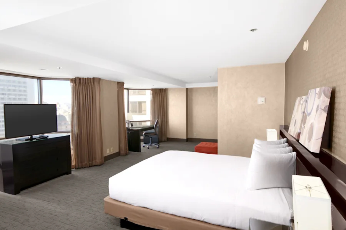 Image of a basic business hotel in San Francisco with some windows of the city, a skyline, lots of natural light.