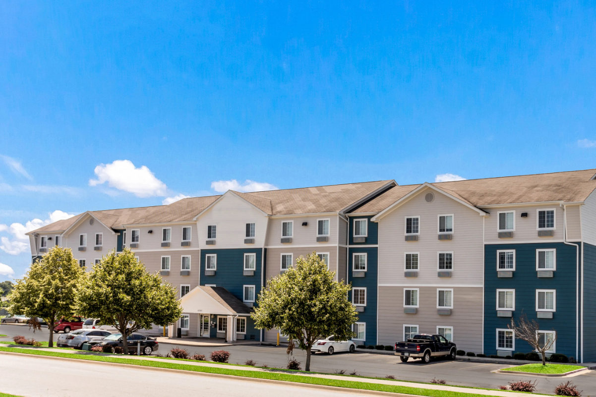 Exterior of an extended stay hotel in Florida on a sunny day.