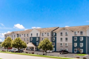 Exterior of an extended stay hotel in Florida on a sunny day.